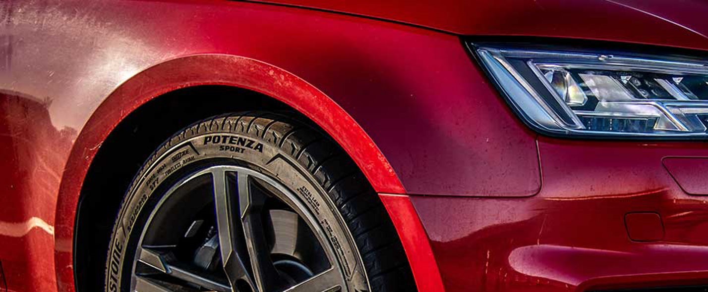 Potenza Sport sur une voiture rouge